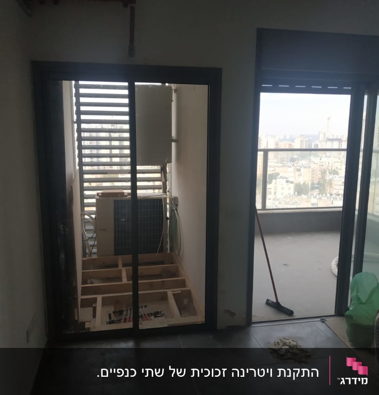 דלתות אלומיניום מזכוכית במרפסת עם נוף עירוני
